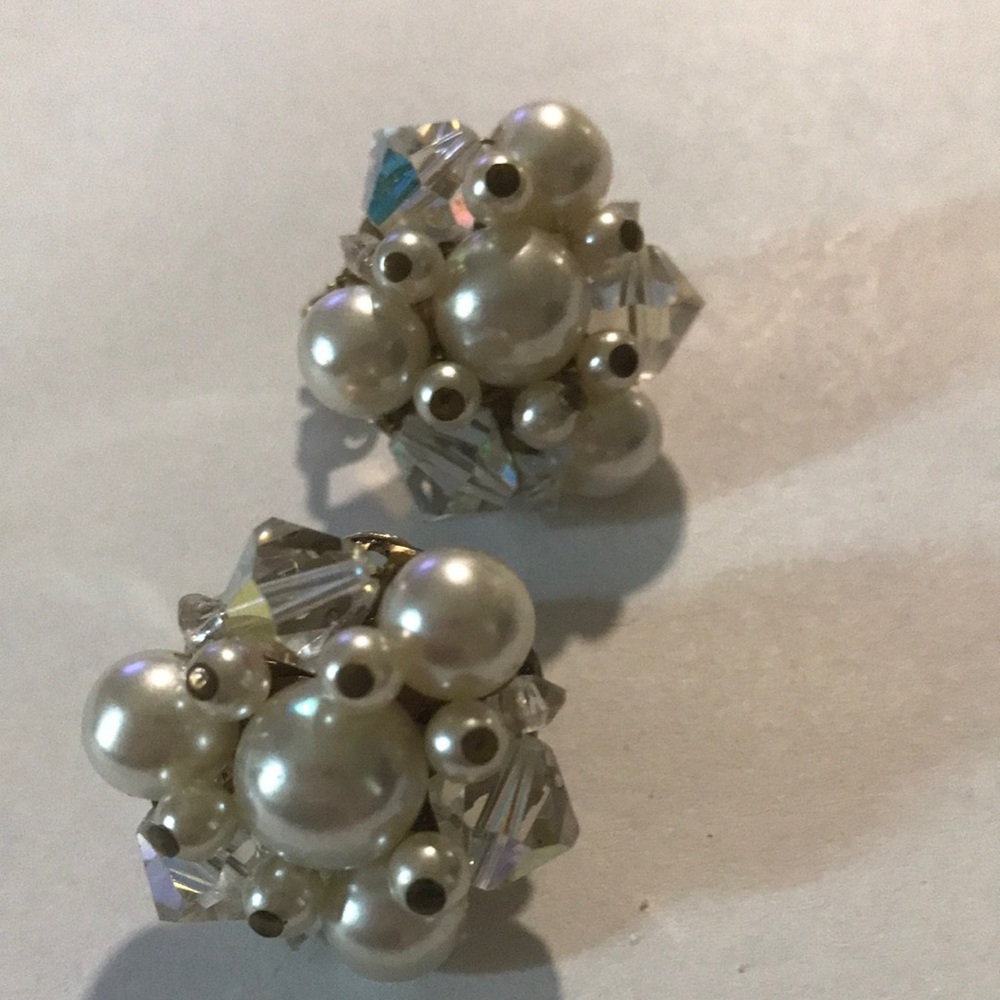 Elegant Pearl and Crystal Cluster vintage Earrings - Picture 6 of 7